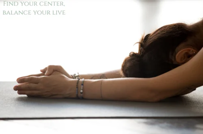 Vrouw in balans tijdens Hatha Yoga houding