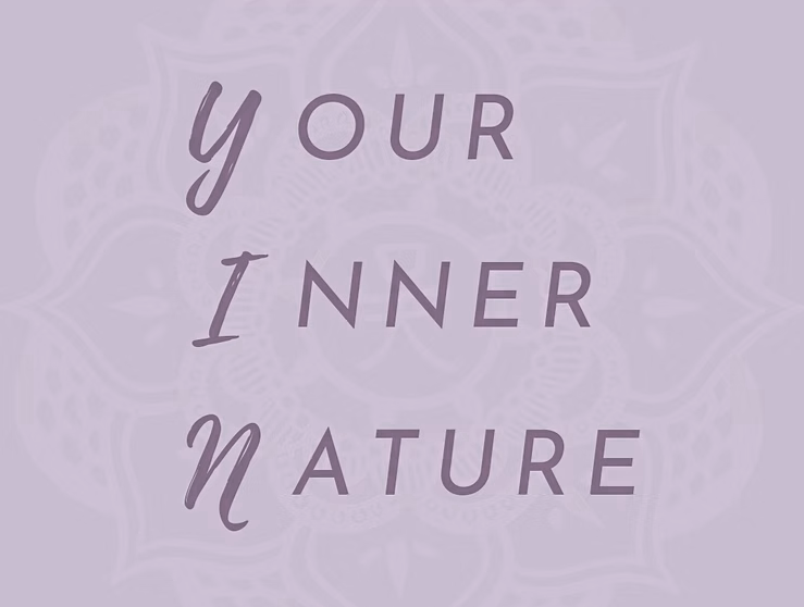 Vrouw diep ontspannen in Yin Yoga houding met kussen