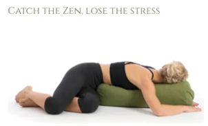 Vrouw diep ontspannen in Yin Yoga houding met kussen